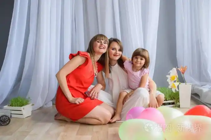 可爱的小妹妹双胞胎和两个快乐的小宝贝女儿