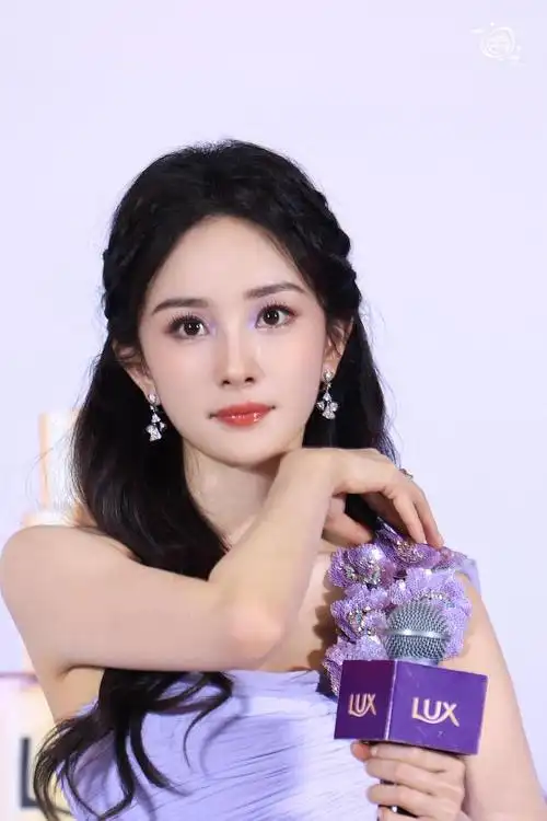 美出新高度杨幂出席品牌活动紫色截断眼妆更显眼睛灵动明媚