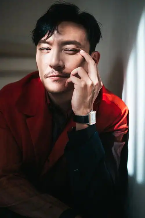 张震身穿渐变红西装搭配标志性八字胡 身材健硕帅气有型