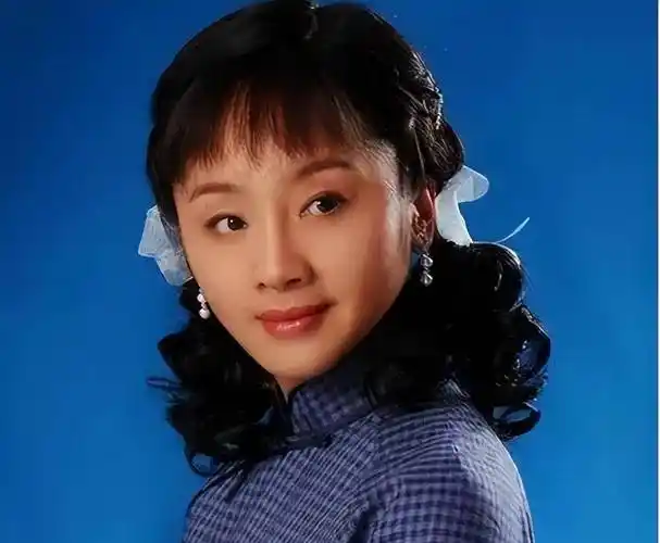 演员唐静:与王新军离婚后,独自陪儿子长大,如今的选择令人泪目_秦海璐