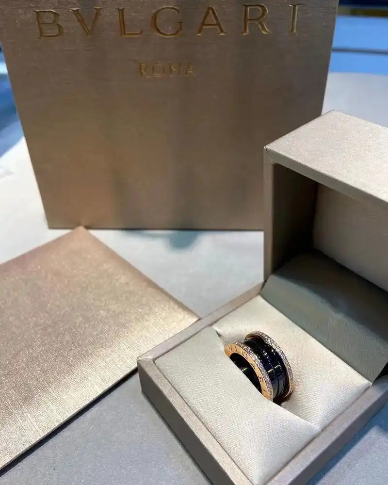 宝格丽.bv 宽&边钻黑陶瓷戒指 经典必入款b.zero1 - 抖音