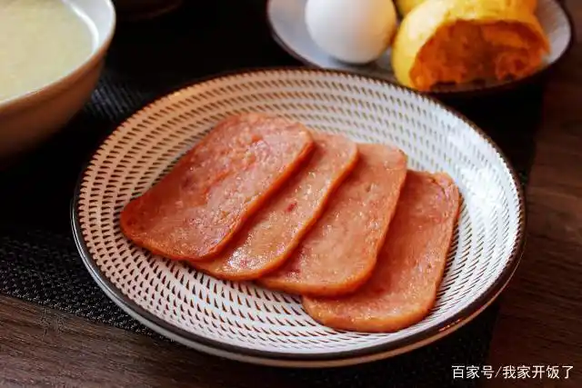 午餐肉切成厚片,平底锅中简单煎一下.