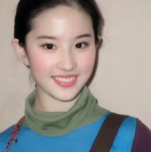 刘亦菲18岁乡村旧照曝光,脸上高原红太抢镜,整没整容一目了然