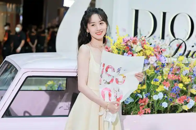 袁冰妍的"白瓷肌"真占优势,穿吊带裙似邻家女,美得清纯脱俗