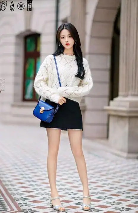 细长腿全靠p的杨超越不愧是仙女本尊毛衣搭短裙温柔甜美