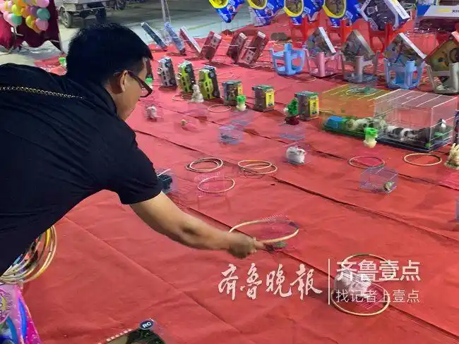 有人花200元去玩,夜市套圈新玩法,套中就送小动物