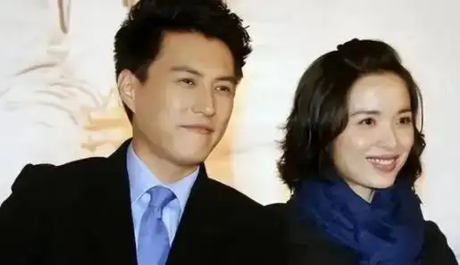 她命真好,二婚嫁靳东为妻,生下一双帅气儿子,一家四口幸福美满_李佳