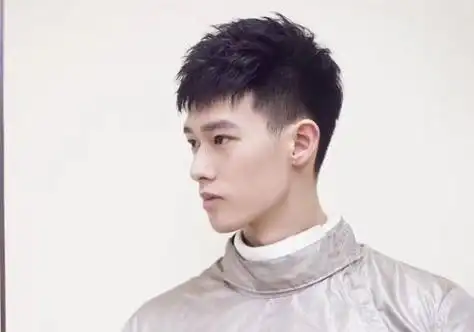 桃花月做正式烫发让求婚简单点 纹理烫或成气质男颜标配烫发手法