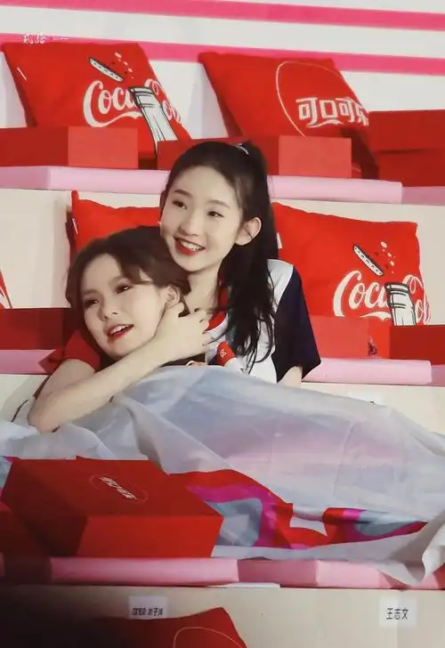 硬糖少女已有小分队王艺瑾赵粤喝同瓶饮料陈卓璇张艺凡更亲密