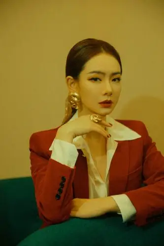 简介:戚薇红色西装时尚性感写真图片,分享一组戚薇图片给大家,图中的