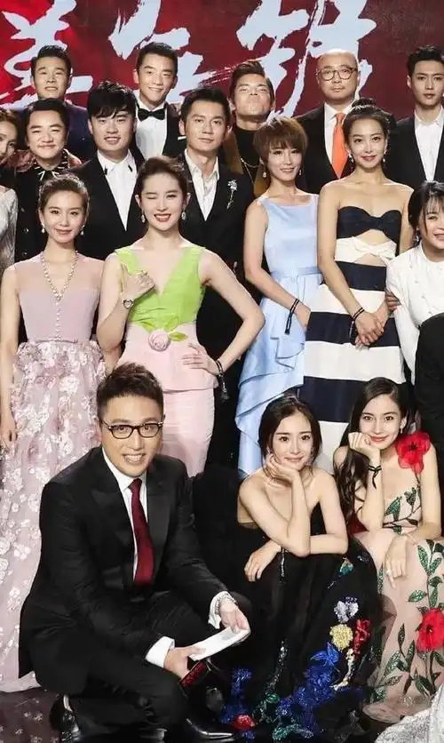 看了刘亦菲跟其他明星的合照 终于知道为啥没人愿意跟她合照了|林心如