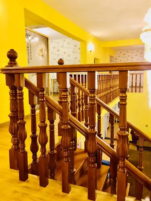 实木楼梯扶手,让人感觉亲切而温暖.