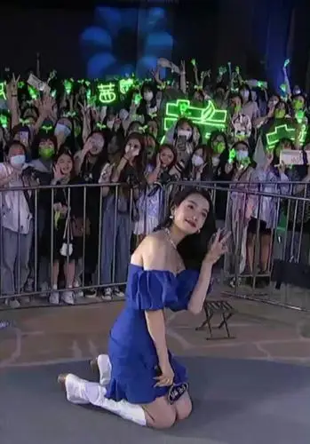 宋茜跪在地上和粉丝合影