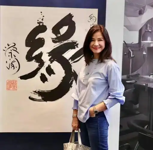 钟楚红素颜近照曝光脸上皱纹横生老人体态但气质也是真优雅