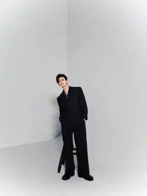 任嘉伦丨直播造型78    深蓝静夜西装 慵懒短发,饱满又充实的层次