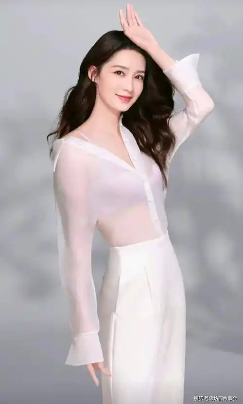太敢穿了!李沁曼妙身材写真赏,半透明上衣太大胆_时尚_香芋_风格