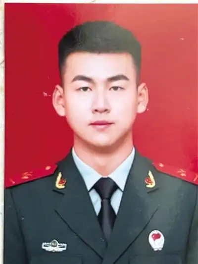 徐洋洋,列兵军衔,上城区九堡街道格畈社区人,2021年11月被中国人民
