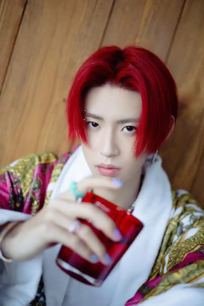 小鬼反季节睡衣庆生写真大片公开 慵懒惬意中不失个人魅力