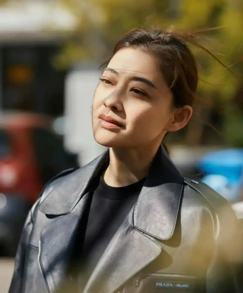 47岁梅婷素颜晒生活照,穿紧身裤打扮普通,对镜头凹造型十分俏皮