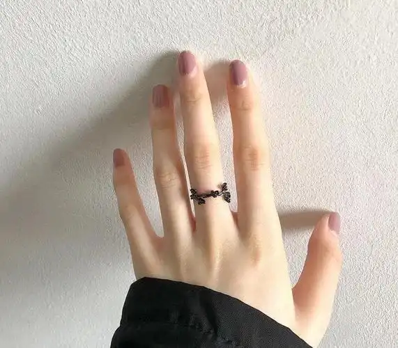 女生短指甲也可以很好看,着几款高颜值美甲显白显气质,很耐看