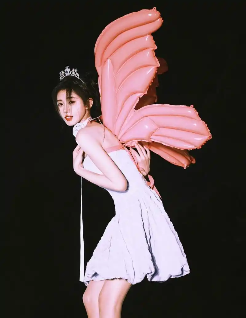 鞠婧祎生日最新穿搭公主小鞠好美呀!! 鞠婧祎最新穿搭,身穿蓝色公主裙