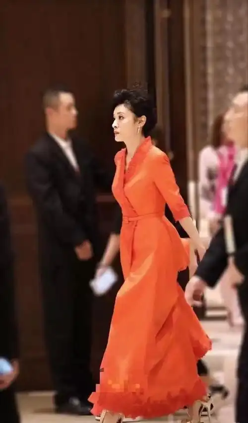 周涛就搭配上了一双"恨天高"高跟鞋,进一步地拔高了周涛的身高,拉长了