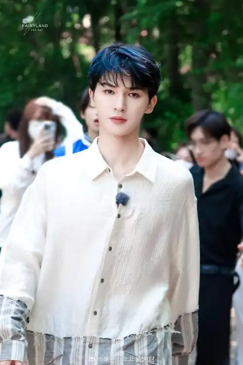 壁纸|朱正廷体验极限最高冰上运动攀冰|朱正廷新剧机车造型|朱正廷水