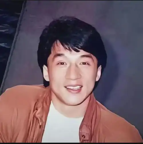 精力充沛,可实际上,他已经七十多岁了,按照一般人60岁的年龄,成龙应该