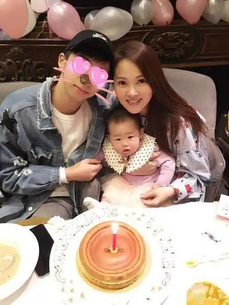 伊能静跟庾澄庆的儿子庾恩利(原名庾翰睿),生于2003年.