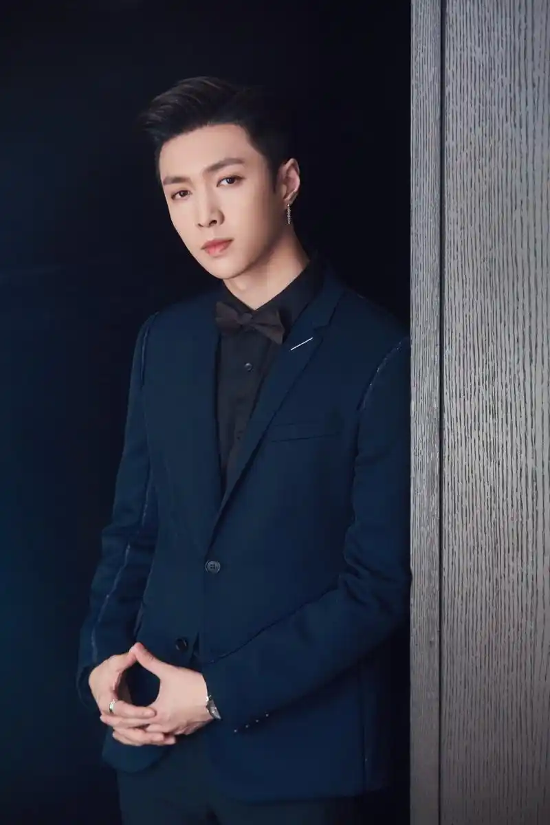 张艺兴又现西装杀黑色衬衫绅士气十足