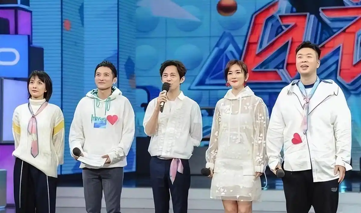 可在2021年时,《快乐大本营》却突然宣布停更,这档全民喜爱的综艺