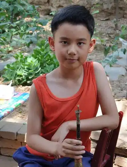 一部口碑炸裂的情感电影《百鸟朝凤》让有着"国民男闺蜜"称号的胡先煦