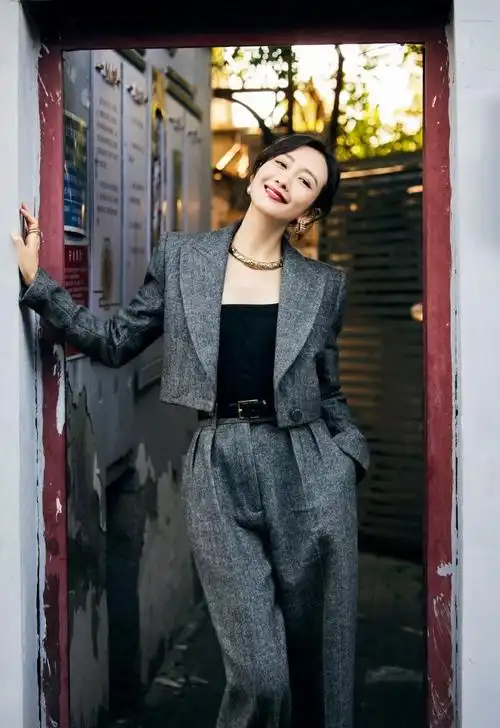 王鸥秋日街拍,穿灰色小西服配套装阔腿裤,知性优雅,高级大气 - 知乎