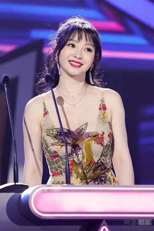 杨超越戚薇电视节获奖笑开花 柳岩气质迷人