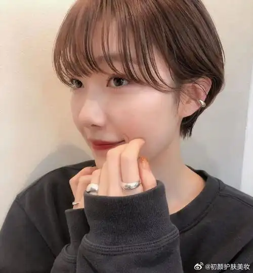 日本发型的魅力,尤其是那些可爱俏皮的刘海,总是能让人感受到强烈的