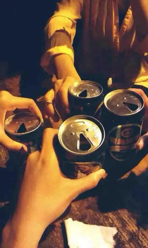 头条问答 - 和朋友出去吃烧烤喝酒,遇到喝醉的和你们拼桌,你怎么处理?