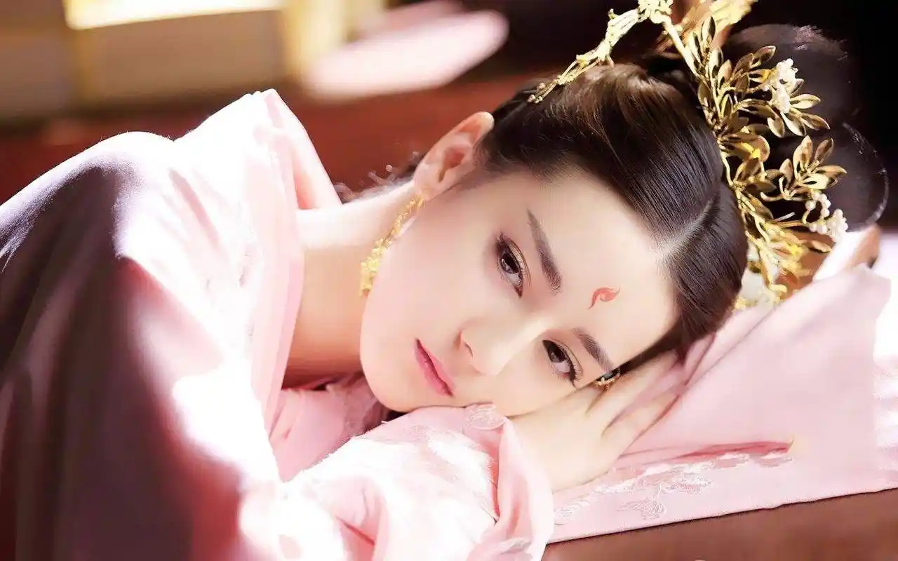 迪丽热巴三生三世壁纸_精灵可爱的凤九