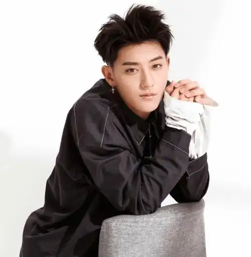 黄子韬抽烟被拍吞云吐雾,动作娴熟十分享受,此前曾在禁烟区抽烟_横店