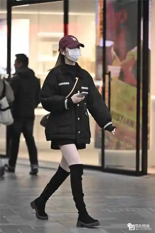 也搭配出自己的个性,这位美女选择的风格很好看,美女搭配黑色的过膝靴