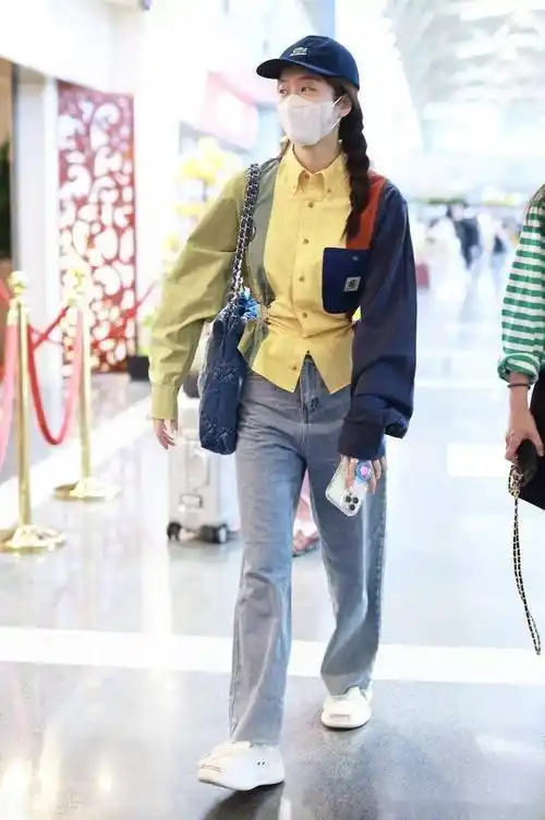 街拍:张雪迎彩色短衬衫 牛仔裤 chanol牛仔包活力时尚_机场_北京