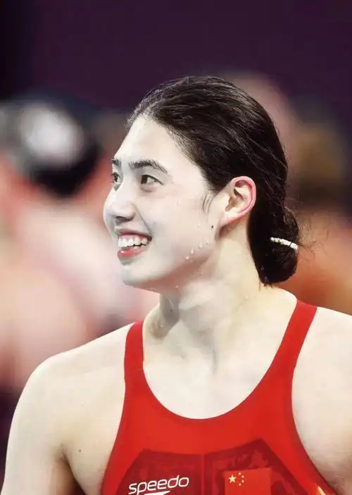 每场比赛前的准备时刻,张雨霏脱下羽绒服展露出宽阔