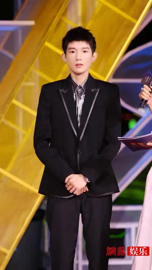 93那年今日的白色钢琴黑色西装当时啊,全世界都在为王源弹钢琴啄米