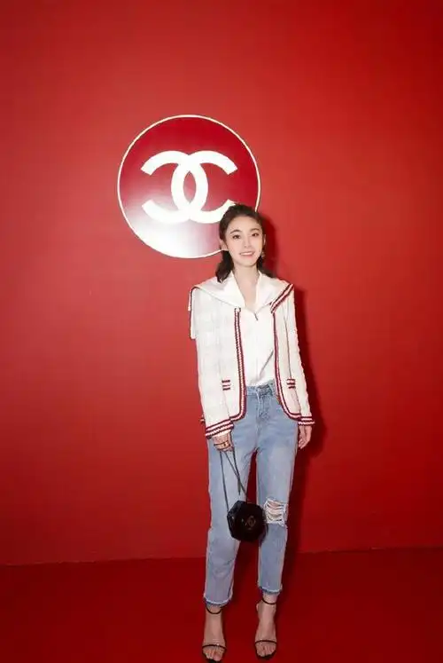 人气演员张佳宁身高168cm清纯可爱美腿修长性感