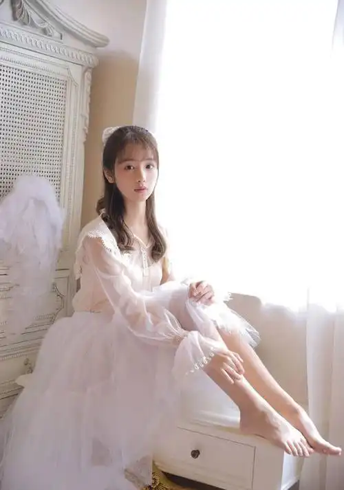 文艺范儿的00后少女,她的双腿脚丫,比纱裙还白一个度