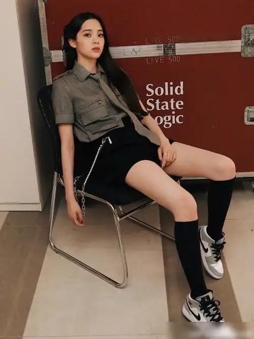 欧阳娜娜为秀新鞋直接从脚上脱下来放头顶拍照瞧姿势不嫌有味