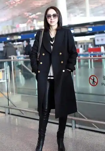 董璇黑大衣配长筒靴走机场,霸气又帅气,气氛瞬间两米八