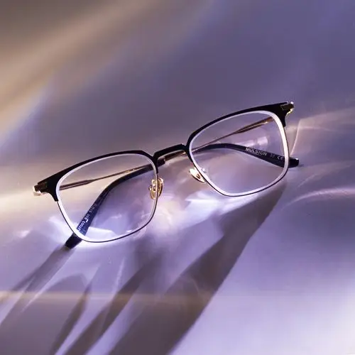 新买的眼镜一副