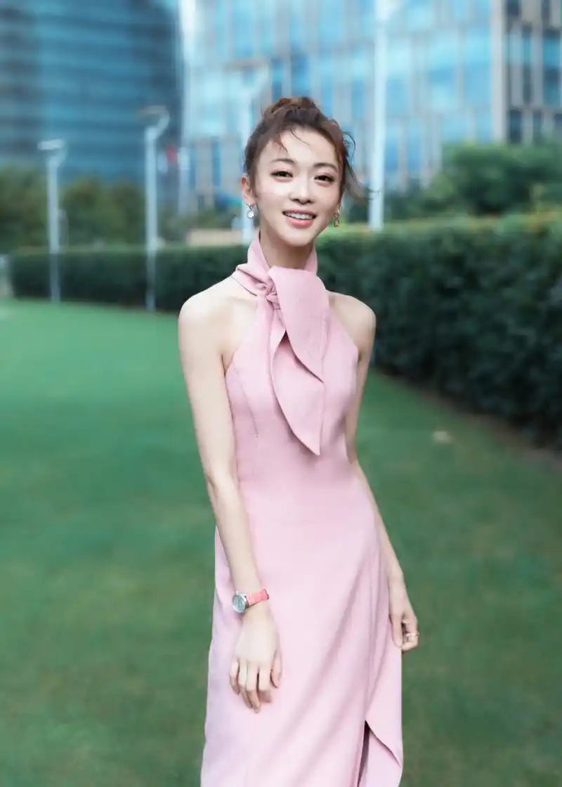 狮子座血型:b/身高:165cm/出生日期:1990年8月16日职业:简介:吴谨言