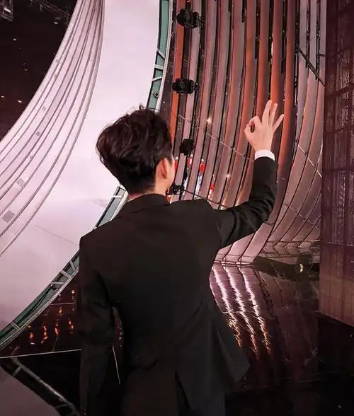 明星花式跨年肖战晒背影图杨幂许愿鞠婧祎在电梯口等粉丝