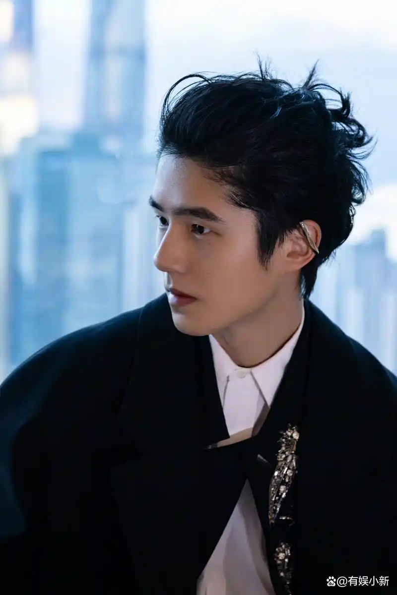 刘昊然背头杀造型,长发搭配耳饰个性十足